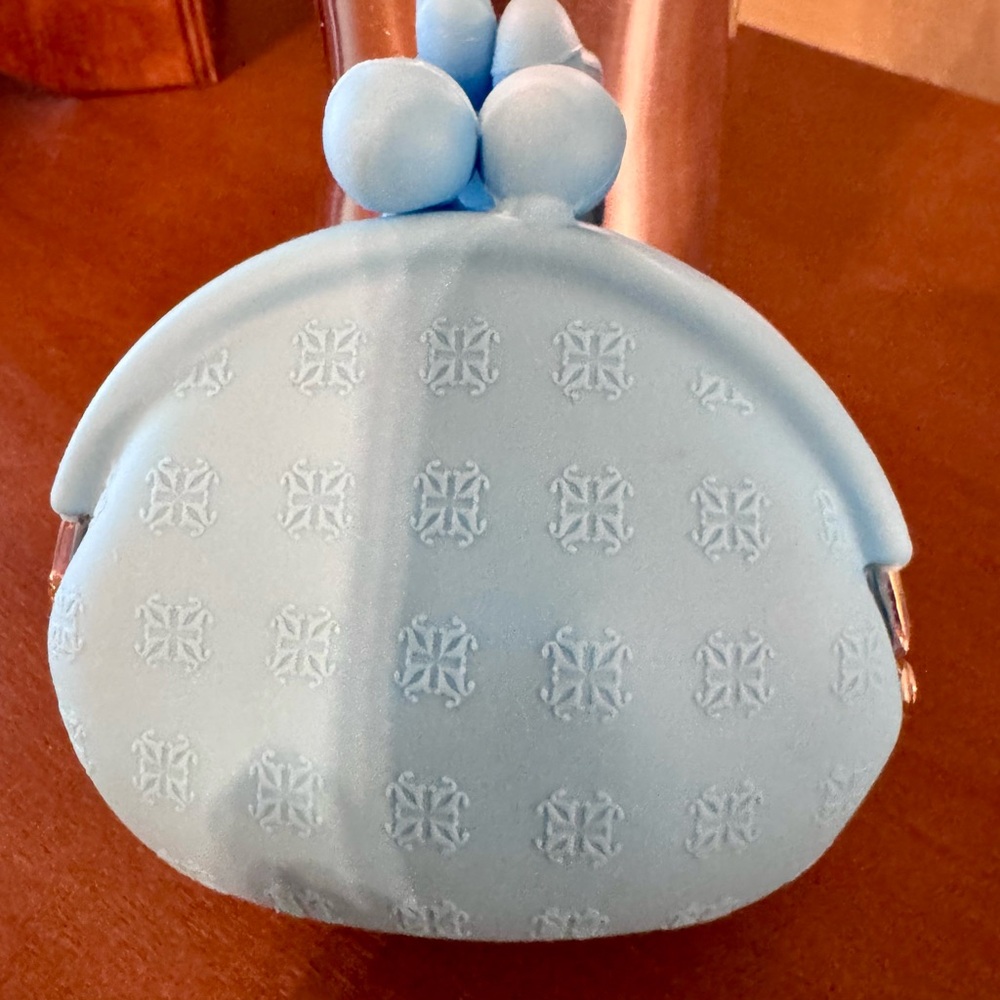 Rustic Cuff Adorable Silicone Kiss Lock Pouch - Picture 2 of 6